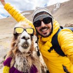 Viajero se toma selfie con una llama durante su viaje por Año Nuevo en Perú