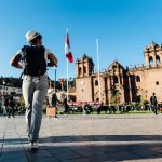 Turista caminando por la Plaza de Armas de Cusco.