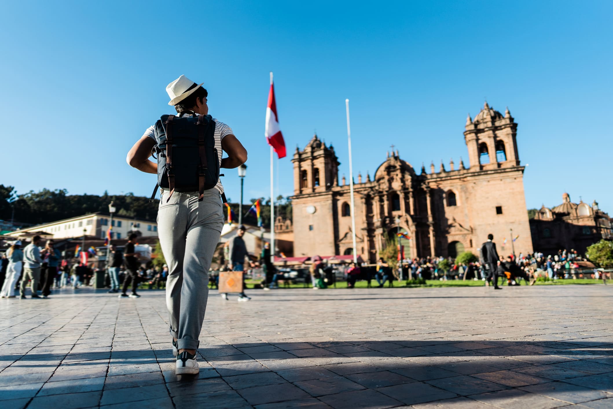 Turista caminando por la Plaza de Armas de Cusco.