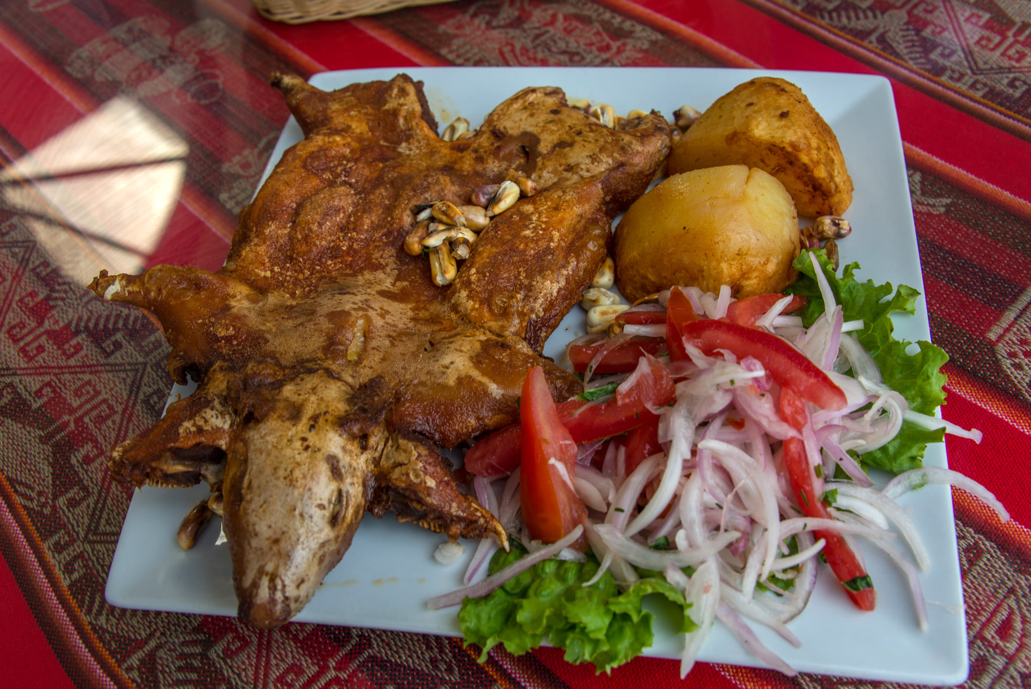 Cuy al horno con papas nativas