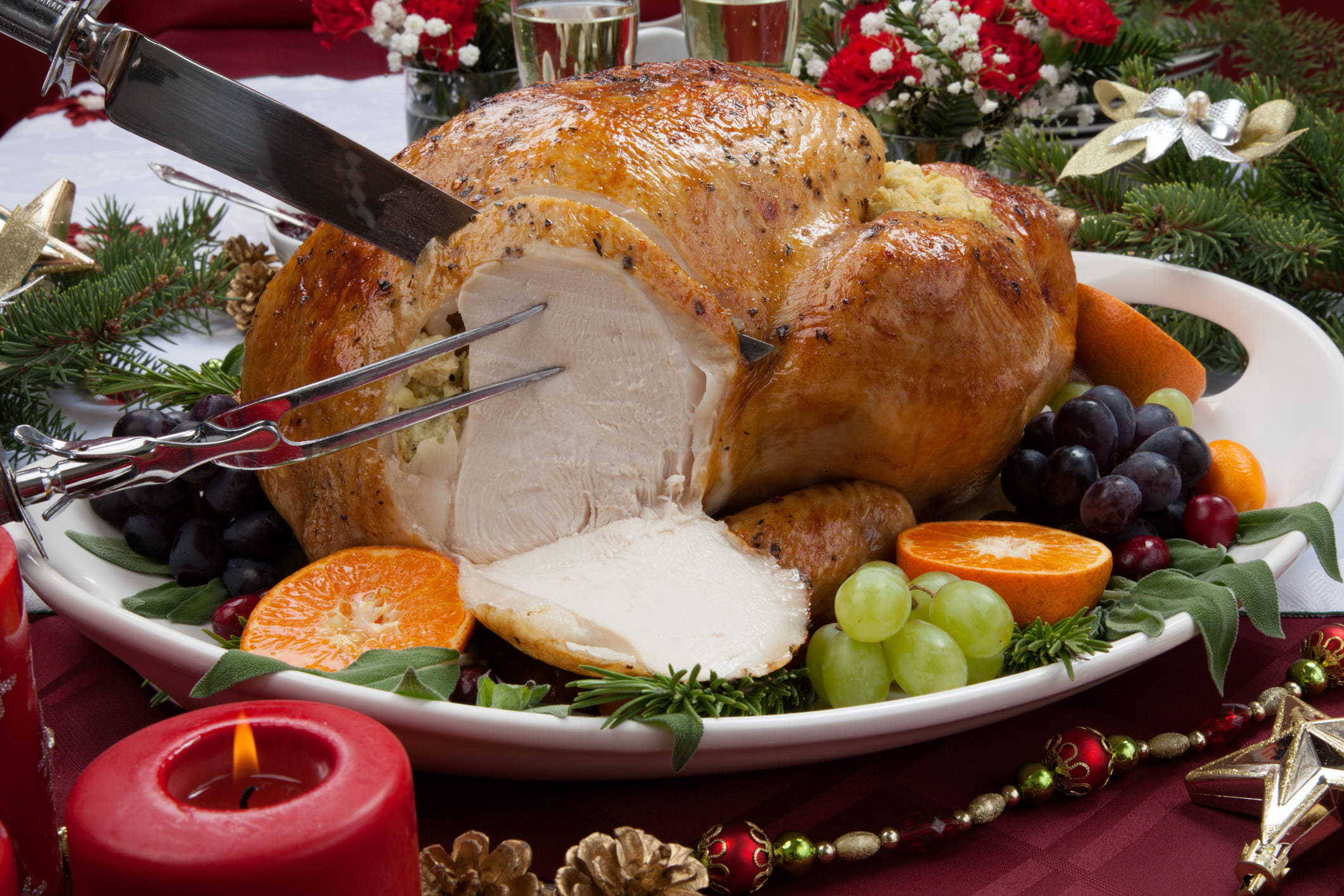 Pavo al horno en mesa navideña de familia.