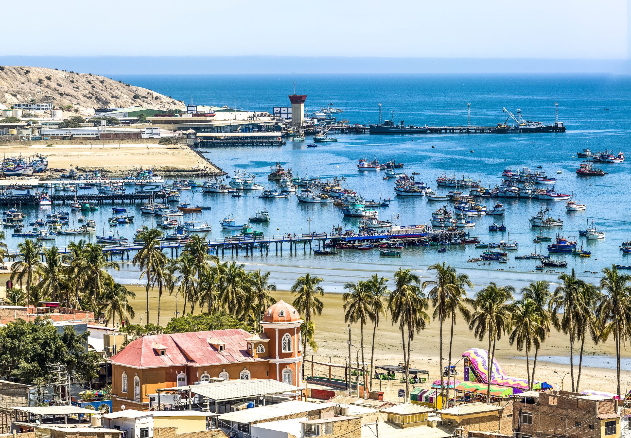 Vista panorámica de la playa Máncora en Piura