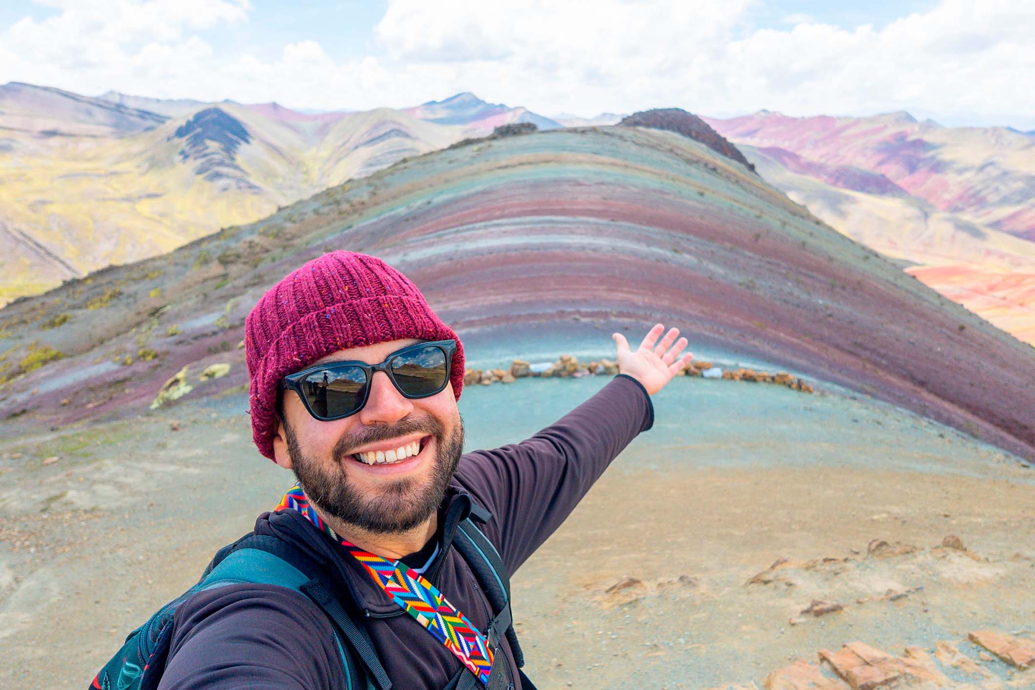 Viajero disfruta su Semana Santa en Perú mostrando la Montaña de los 7 Colores en Cusco.