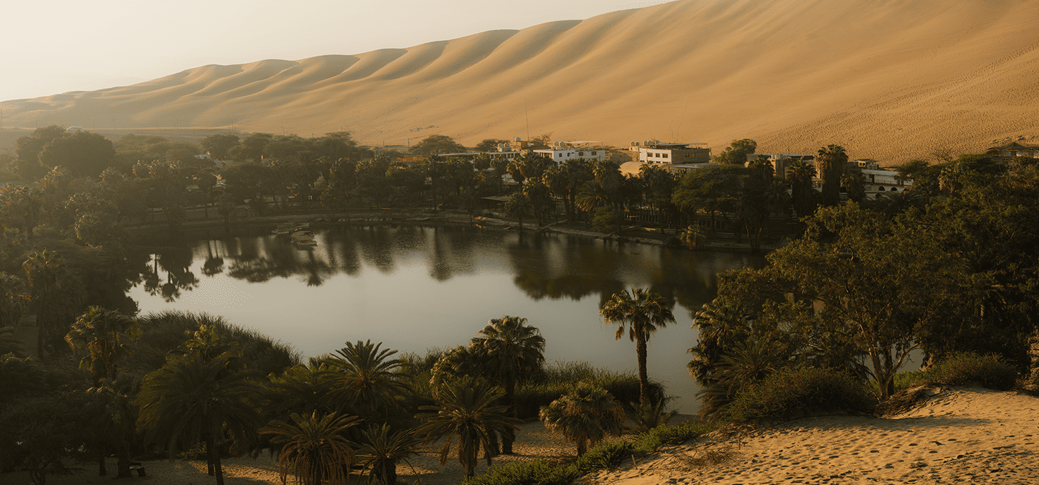 Huacachina, oasis en el desierto de Ica, uno de los principales atractivos turísticos del sur del Perú